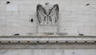 Federal Reserve will reduce staff by 10% in coming years, Powell memo says