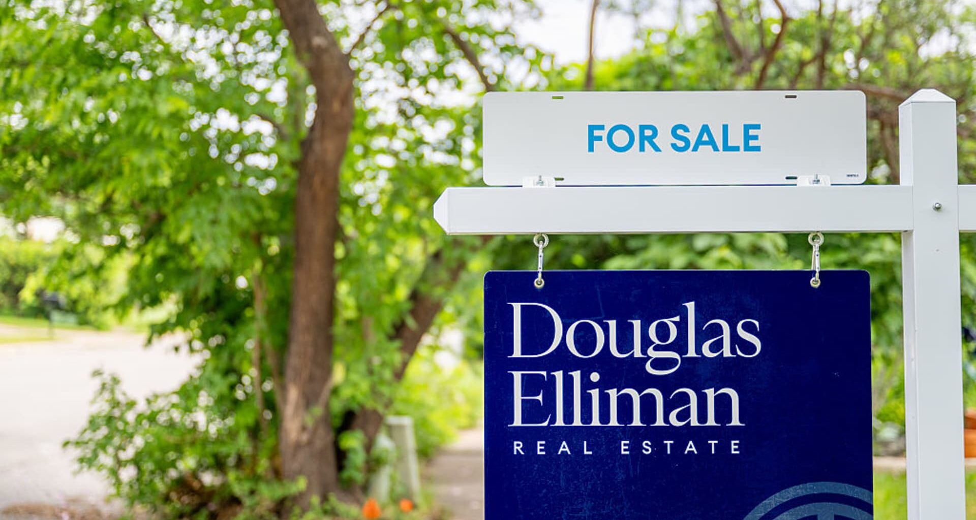 Weekly mortgage demand suddenly surges, despite lingering economic uncertainty