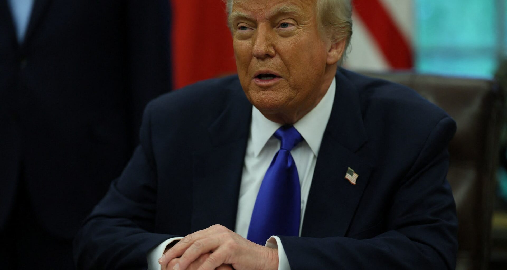 Trump signs order to boost U.S. drug manufacturing