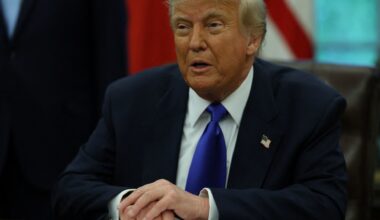 Trump signs order to boost U.S. drug manufacturing
