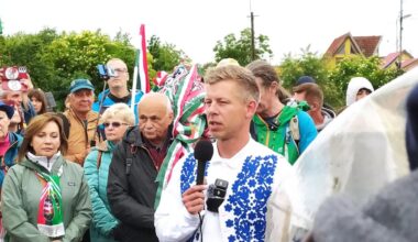 Hungarian opposition leader Péter Magyar walks across border to Romania