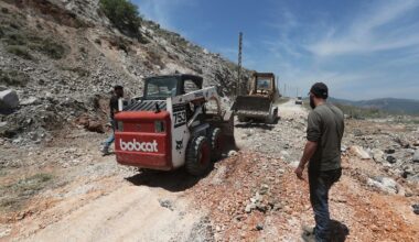 Israeli airstrikes target Hezbollah infrastructure in southern Lebanon, leaving one dead