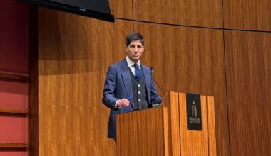 Ex Fed's Warsh highlights a path to lower rates, takes a fresh dig at the Fed