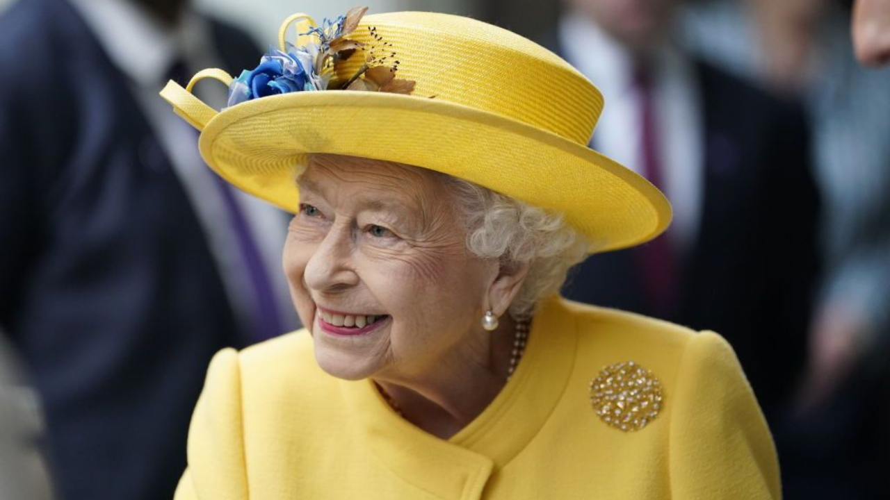Decoding Queen Elizabeth's bright wardrobe Decoding Queen Elizabeth's bright wardrobe
