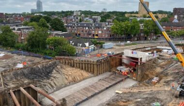 Bustunnel bij Hoofdstation veel sneller op z’n plek dan gedacht: ‘Hij moet alleen nog een meter zakken’