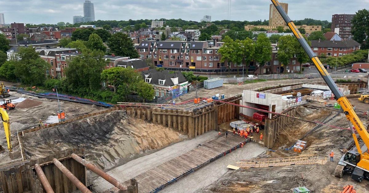 Bustunnel bij Hoofdstation veel sneller op z’n plek dan gedacht: ‘Hij moet alleen nog een meter zakken’