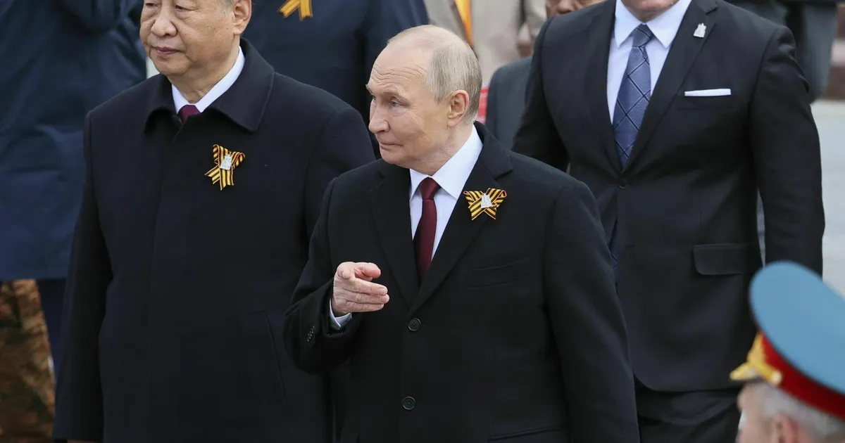 Putin andis võidupüha paraadil etenduse kamraadide keskel
