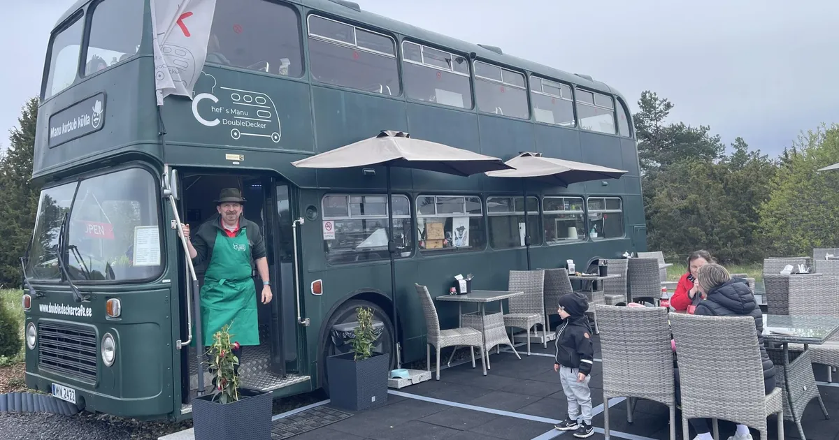 NÄDALA RESTORAN ⟩ Eesti kõige erilisemaid hot dog’e saab Jõelähtme vorstibussist