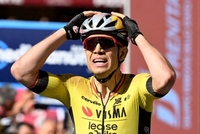 Hij is helemaal terug: beresterke Wout van Aert wint spectaculaire gravelrit in de Giro d’Italia