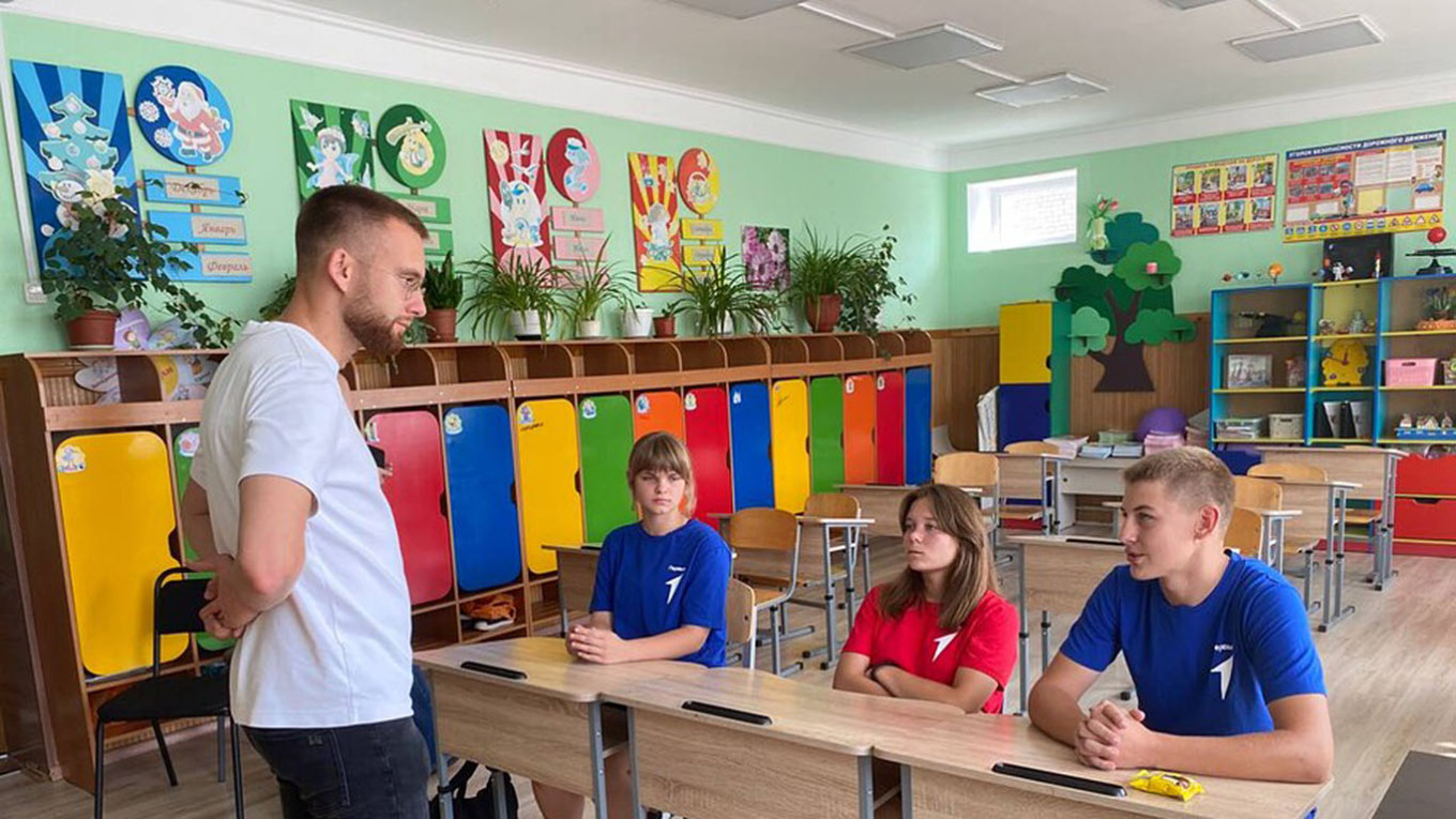 
					Alexei Lavrentyev with schoolchildren. 					 					@mypervie84				