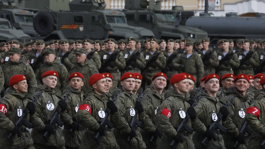 Guerre en Ukraine : le signe d’une attaque imminente ? La Russie intensifie discrètement sa présence militaire aux portes de l’OTAN et stocke ses nouveaux chars au lieu de les envoyer en Ukraine
