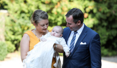 Le Grand-Duc Guillaume de Luxembourg et la Grande-Duchesse Stéphanie de Luxembourg assistent au baptême royal du prince Charles de Luxembourg à l'abbaye Saint-Maurice de Clervaux, le 19 septembre 2020 à Clervaux, Luxembourg.