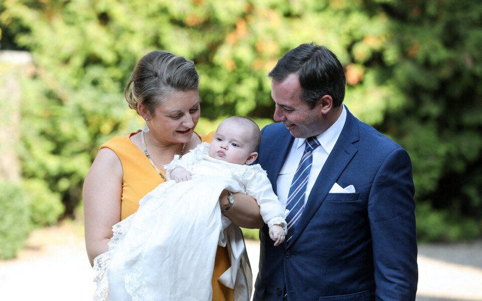 Le Grand-Duc Guillaume de Luxembourg et la Grande-Duchesse Stéphanie de Luxembourg assistent au baptême royal du prince Charles de Luxembourg à l'abbaye Saint-Maurice de Clervaux, le 19 septembre 2020 à Clervaux, Luxembourg.