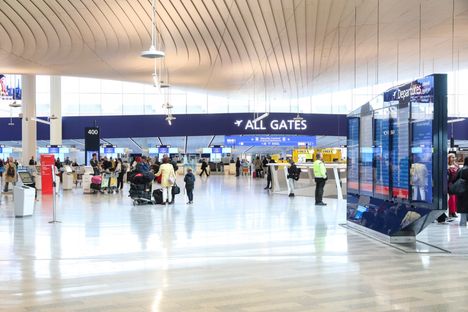 Helsinki-Vantaan lentoasemalla oli perjantaina aamulla rauhallista IAU:n lakosta huolimatta.