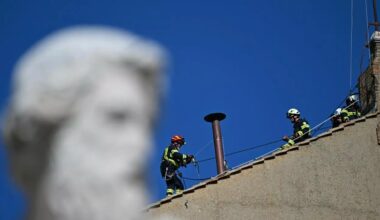 Au Vatican, la cheminée qui annoncera l'élection du pape a été installée • FRANCE 24