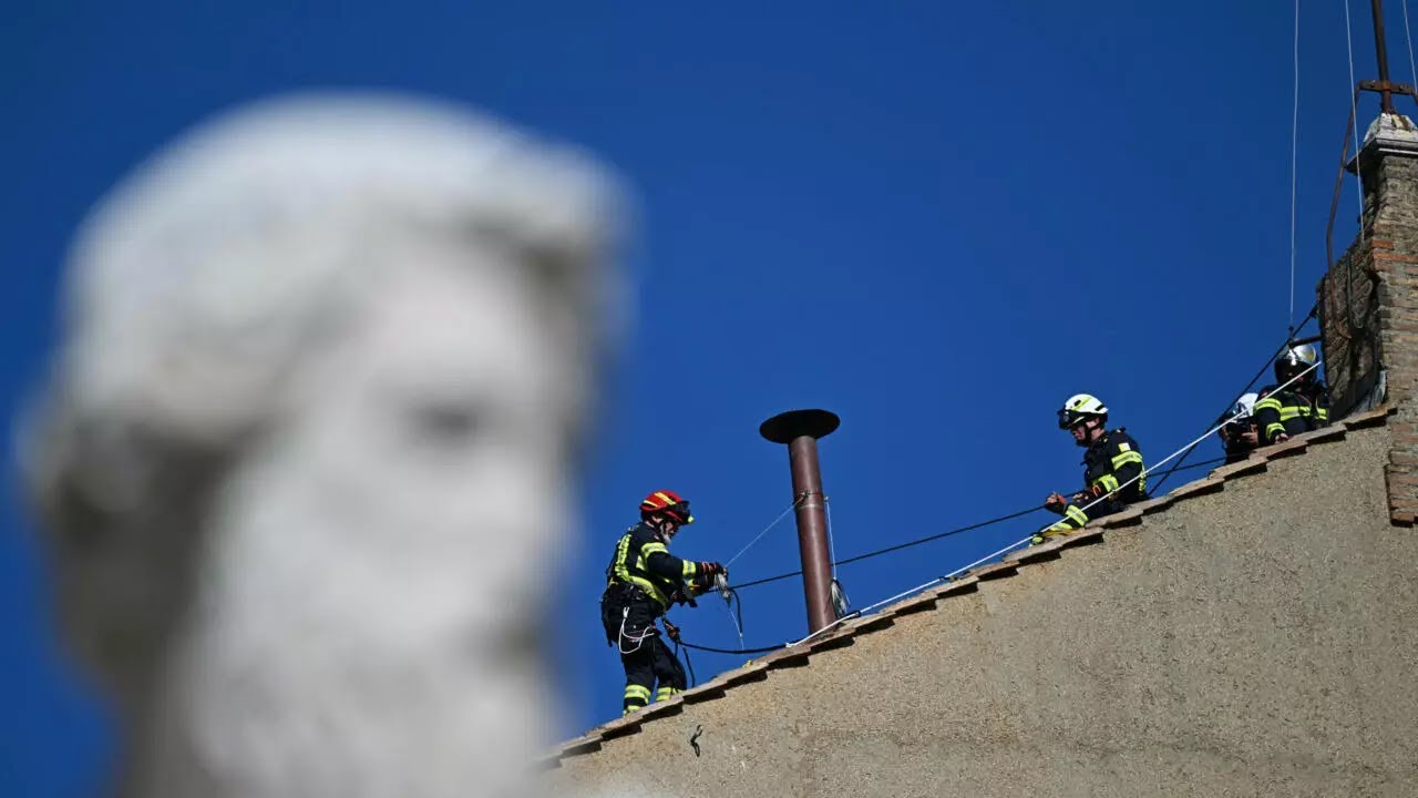 Au Vatican, la cheminée qui annoncera l'élection du pape a été installée • FRANCE 24