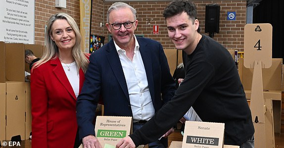 epaselect epa12070377 Australian Prime Minister Anthony Albanese (C), partner Jodie Haydon (L) and son Nathan react after casting their votes at a polling booth at Marrickville West Public School in the electorate of Grayndler on Federal Election Day in Melbourne, Australia, 03 May 2025.  EPA/LUKAS COCH  AUSTRALIA AND NEW ZEALAND OUT
