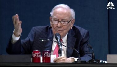 Warren Buffett steps down from Berkshire Hathaway, slams trade war