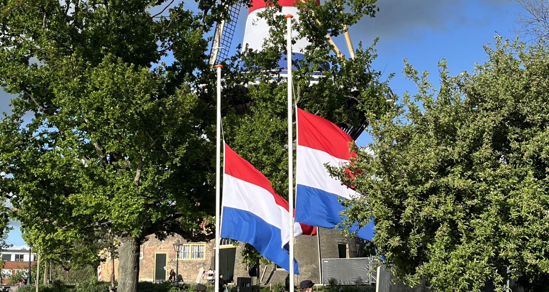 Dodenherdenking bij het Oorlogsmonument van Leiden bij Molen De Valk