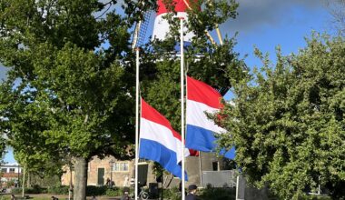 Dodenherdenking bij het Oorlogsmonument van Leiden bij Molen De Valk