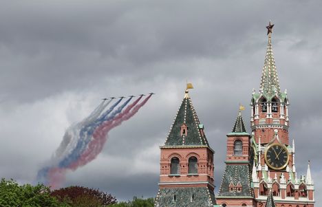 Voitonpäivän paraatia varten harjoitelleet sotilaskoneet lensivät maanantaina muodostelmassa Punaisen torin yllä.