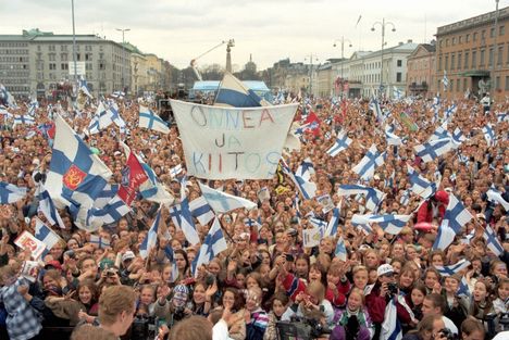 Kymmenettuhannet ihmiset juhlivat Helsingin Kauppatorilla Suomen ensimmäistä jääkiekon maailmanmestaruutta.