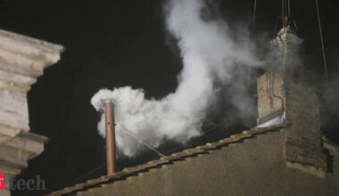 Wait for Vatican white smoke fires up social media