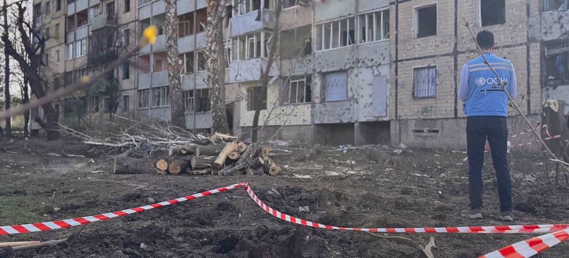 Un trabajador humanitario inspecciona un edificio destruido en Ucrania (ARCHIVO).