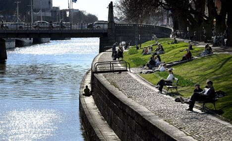 Aurinko lämmitti Aurajoen rannassa Turussa 16. huhtikuuta. Pian lämpö saattaa palata.
