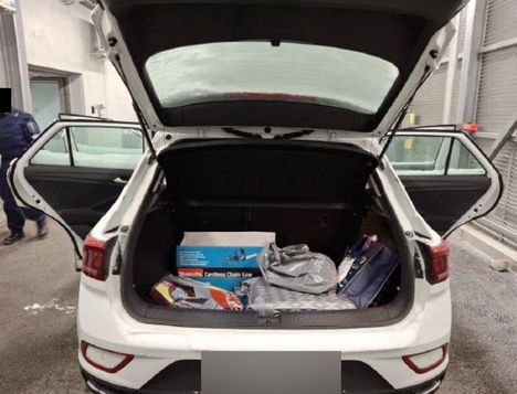 Miehen hankkimat tavarat löytyivät auton takakontista.