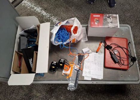 Miehen autosta löytyneet tavarat poliisin tutkittavana.