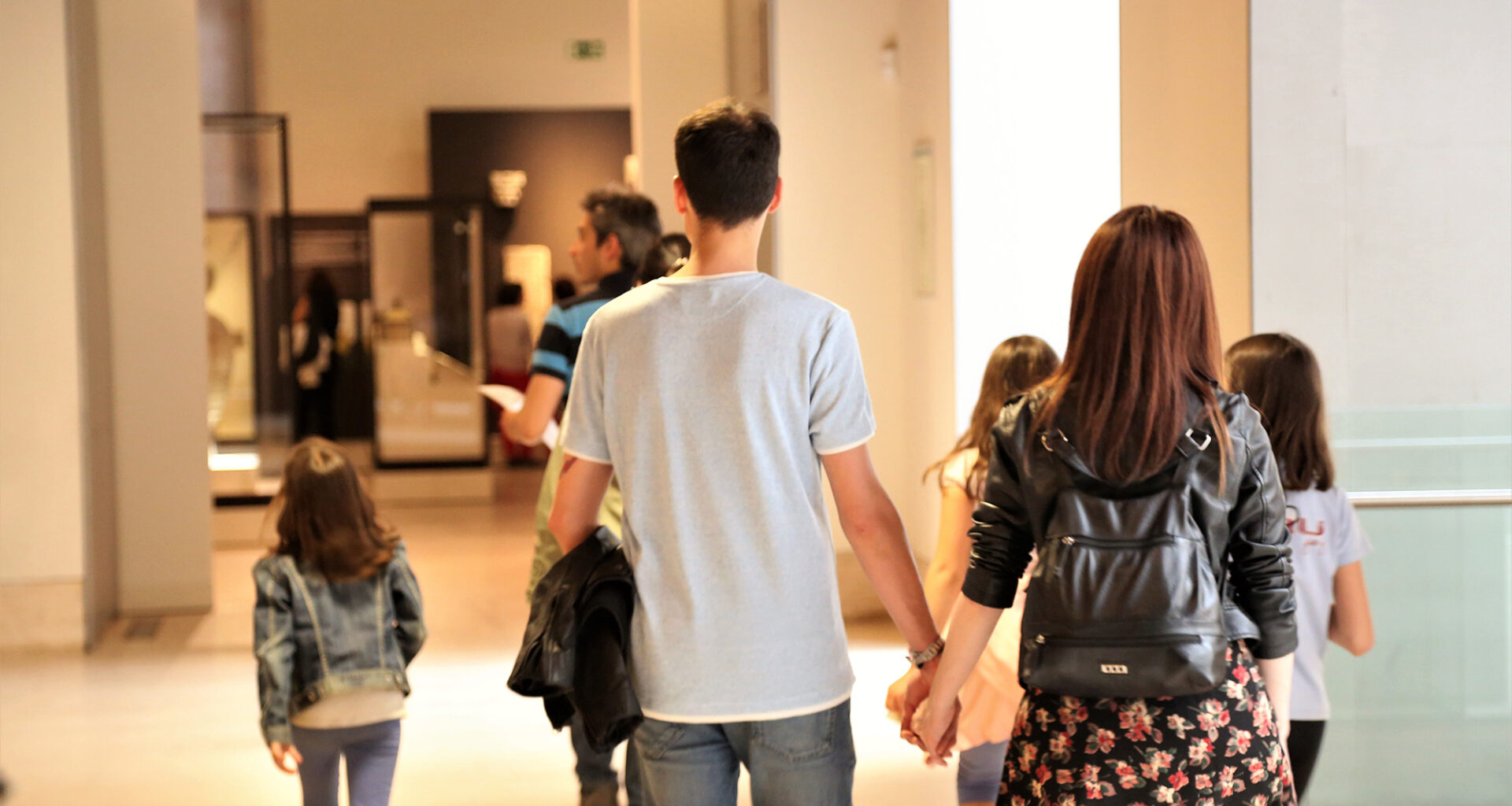 Una familia visita un museo