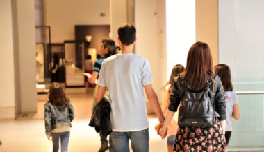 Una familia visita un museo