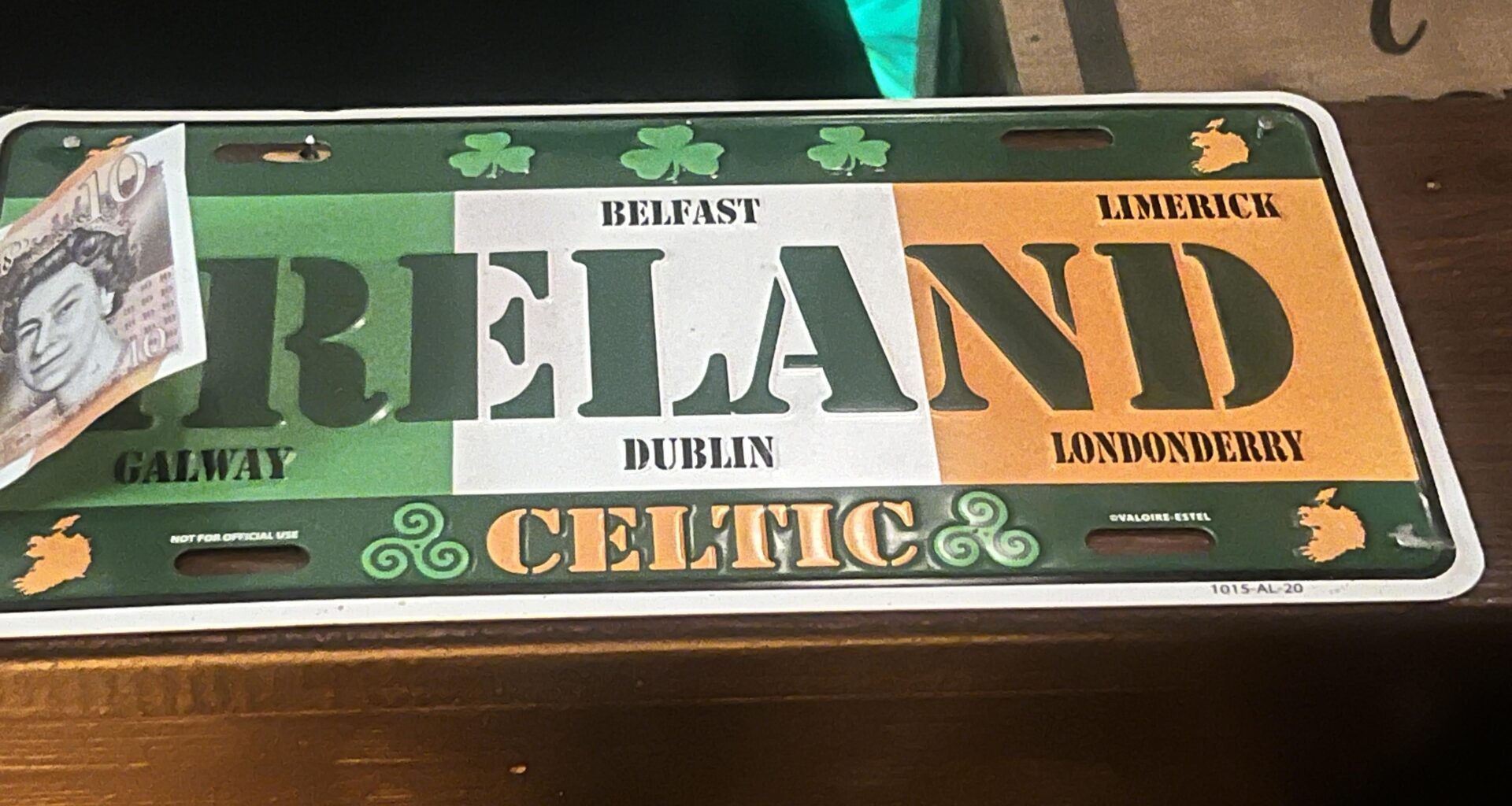 Sign in a bar in Vienna playing for both teams