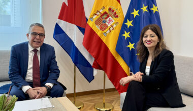 ​La ministra de Juventud e Infancia, Sira Rego, con el embajador de Cuba en España, Marcelo Medina González