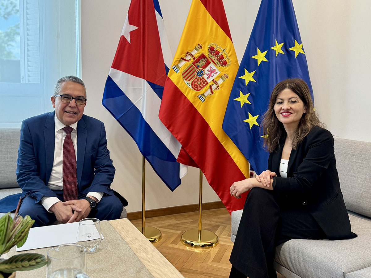 ​La ministra de Juventud e Infancia, Sira Rego, con el embajador de Cuba en España, Marcelo Medina González