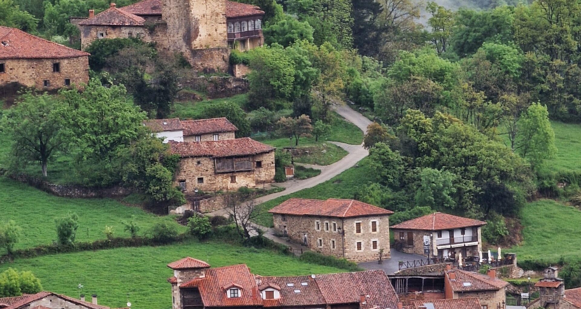 A pesar del día gris Mogrovejo brilla, por eso está entre los pueblos más bonitos de España.
