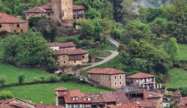 A pesar del día gris Mogrovejo brilla, por eso está entre los pueblos más bonitos de España.