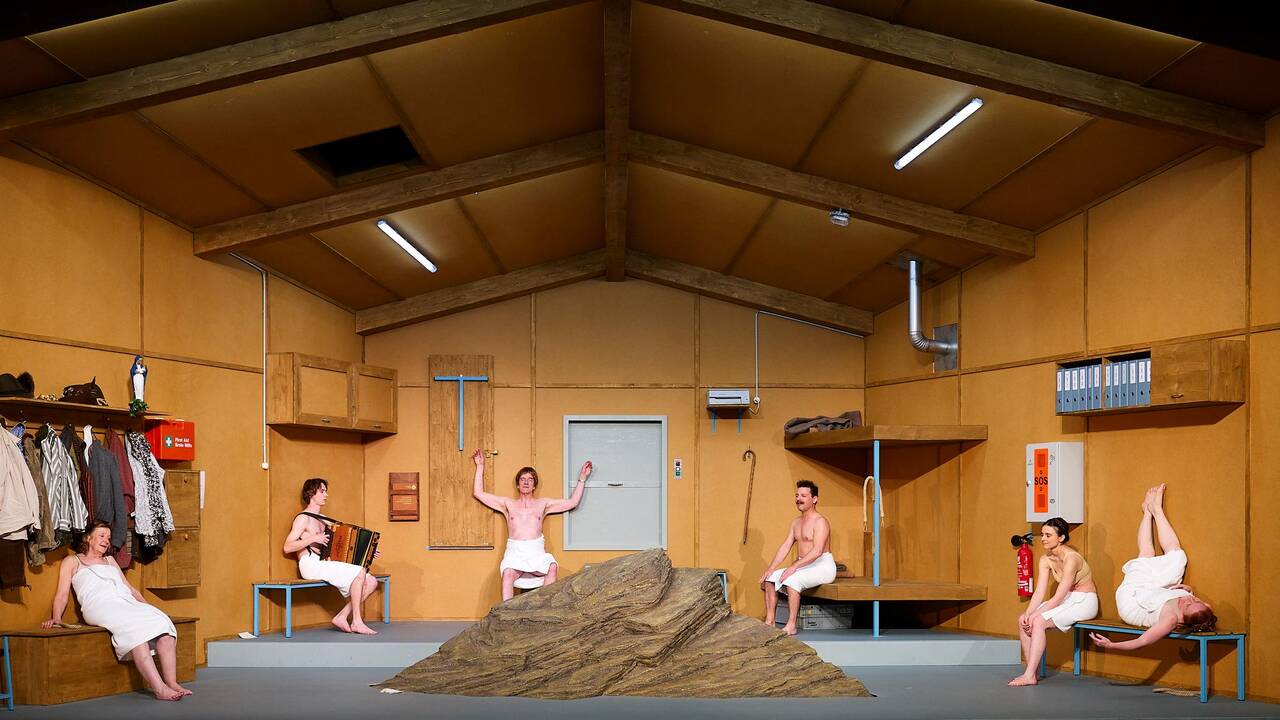 A Lausanne, le génial Christoph Marthaler fait de la Suisse et de l’Europe une mythologie farceuse
