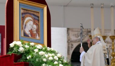 Pope at Regina Caeli: ‘We cannot forget those suffering due to war’