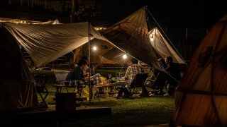 Тъй като лятото е време за приключения на открито, какво по-подходящо от едно приятно къмпинг преживяване. То все още е сред достъпните варианти за почивка, а и е особено забавно да палиш огън за барбекю с приятели и да се наслаждаваш на звездите до късно.



Независимо дали е само за уикенд или цялата лятна почивка ще мине така, в галерията ви даваме няколко идеи за особено красиви места в България, на които да разпънете палатка или да наемете каравана.