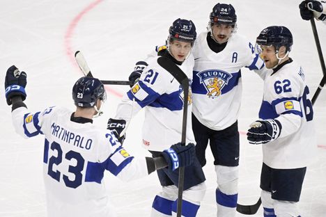Patrik Puistola (2. vas) iski Suomen 1–1-tasoituksen kolmannessa erässä ja upotti vielä rankkarikisassakin kiekon ohi Marc-Andre Fleuryn.