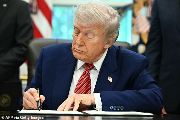 US President Donald Trump signs executive orders in the Oval Office of the White House in Washington, DC, on May 23, 2025. (Photo by Mandel NGAN / AFP) (Photo by MANDEL NGAN/AFP via Getty Images)