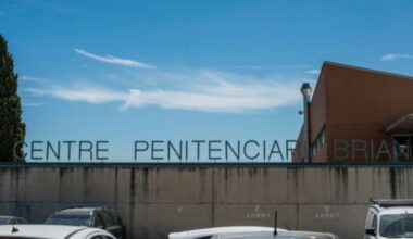 Cuban prisoner climbs to the roof of a prison and threatens to jump in Italy