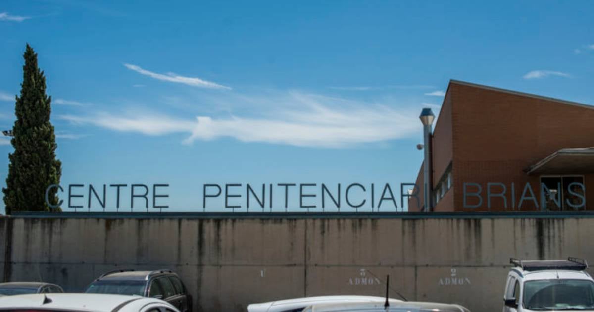 Cuban prisoner climbs to the roof of a prison and threatens to jump in Italy