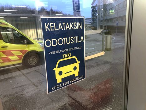 Meilahden sairaala-alueen Kela-taksin kyltti Helsingissä.