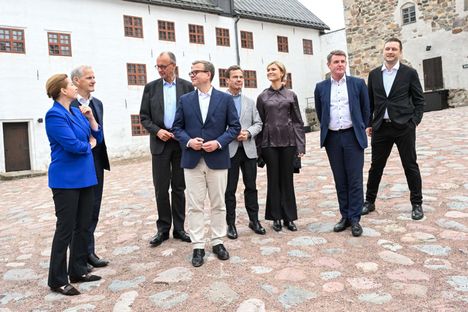 Tanskan pääministeri Mette Frederiksen, Norjan pääministeri Jonas Gahr Støre, Saksan tuore liittokansleri Friedrich Merz, Suomen pääministeri Petteri Orpo (kok), Ruotsin pääministeri Ulf Kristersson, Islannin pääministeri Kristrún Frostadóttir, Färsaarten pääministeri Aksel V. Johannessen ja Grönlannin pääministeri Jens Frederik Nielsen kokoontuivat yhteiskuvaan.