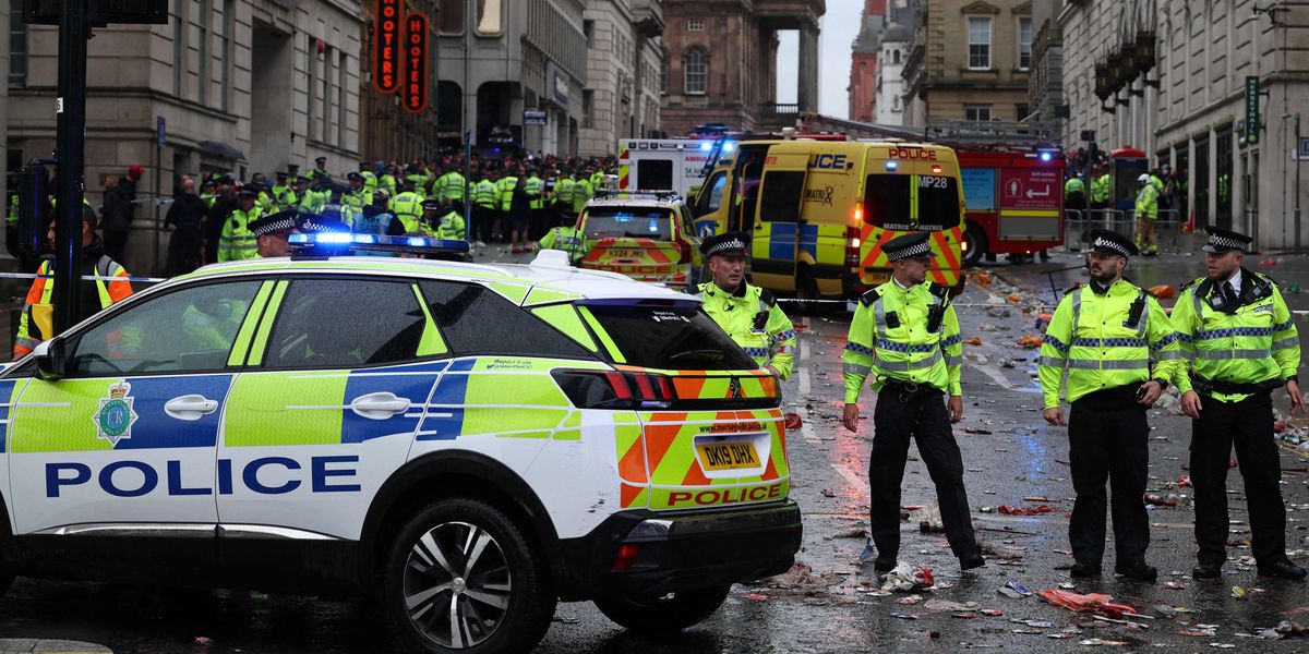 Polizeieinsatz in Liverpool: Auto fährt in Menschenmenge