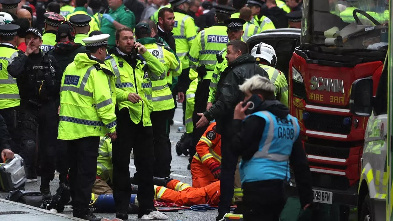Car ploughs into Liverpool fan celebrations, injuring dozens • FRANCE 24 English