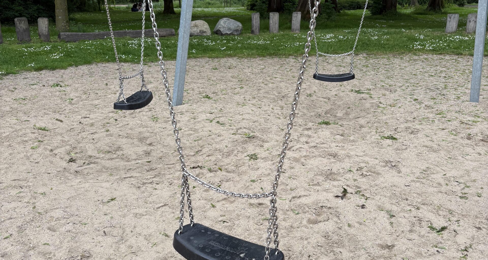 Waarom hebben deze schommels een dwarsketting?